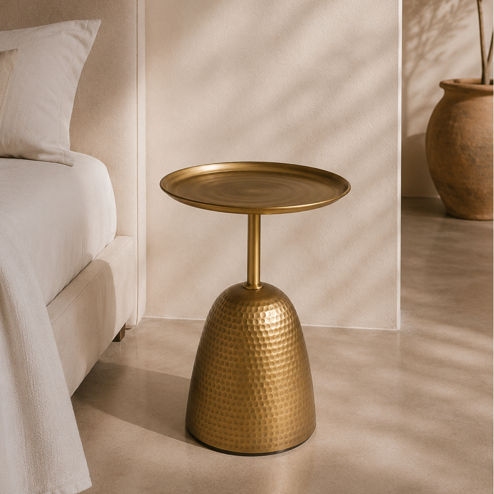 Table ronde en métal doré martelé homa home