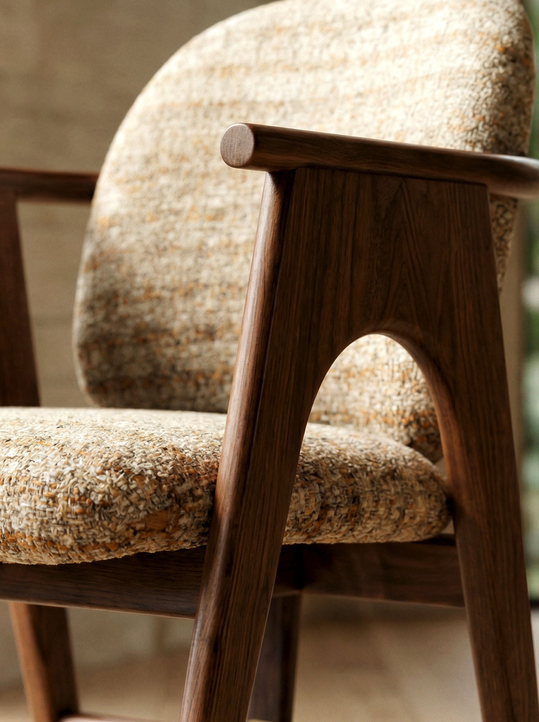 Chaise teinte noyer & tissu crème homa home