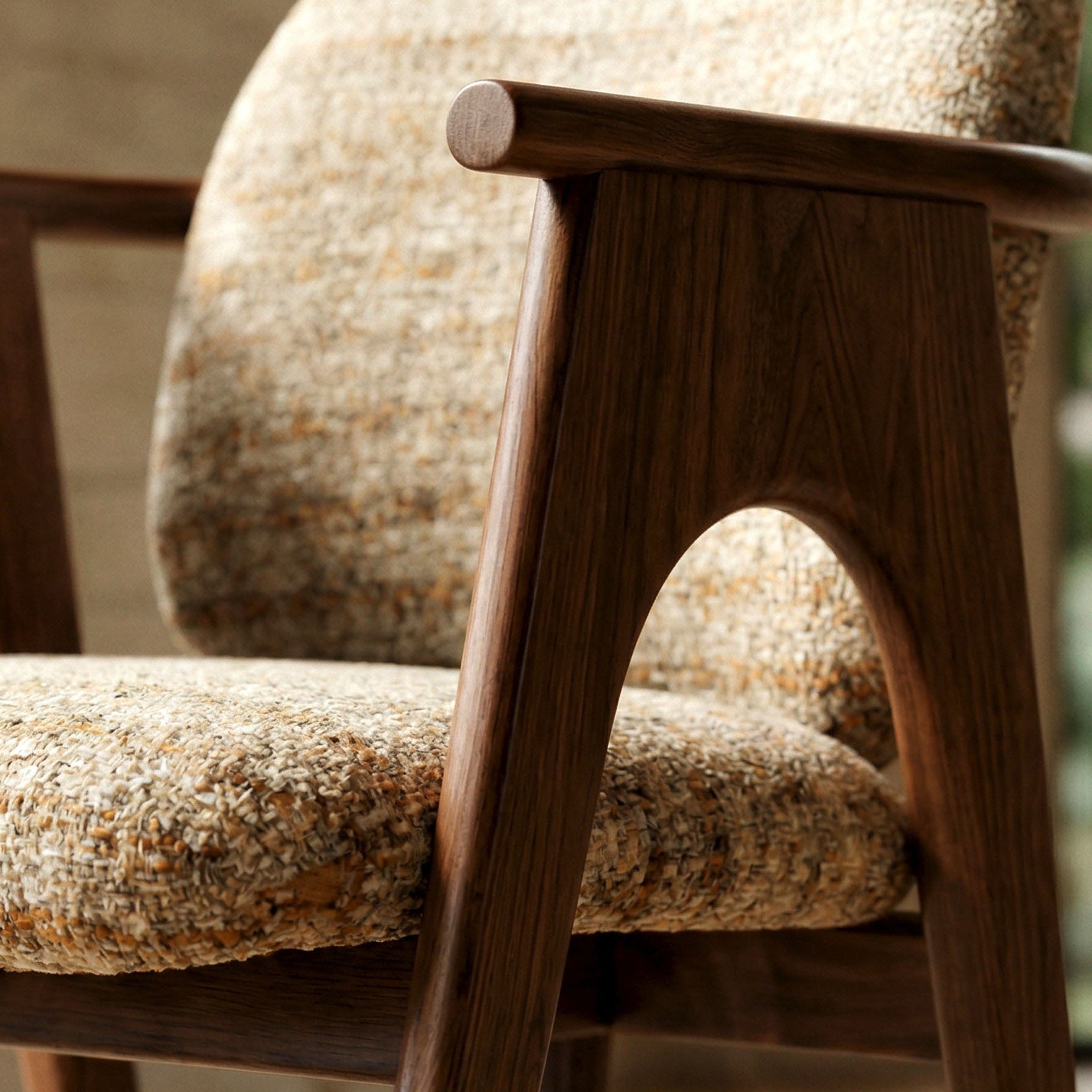 Chaise teinte noyer & tissu crème homa home