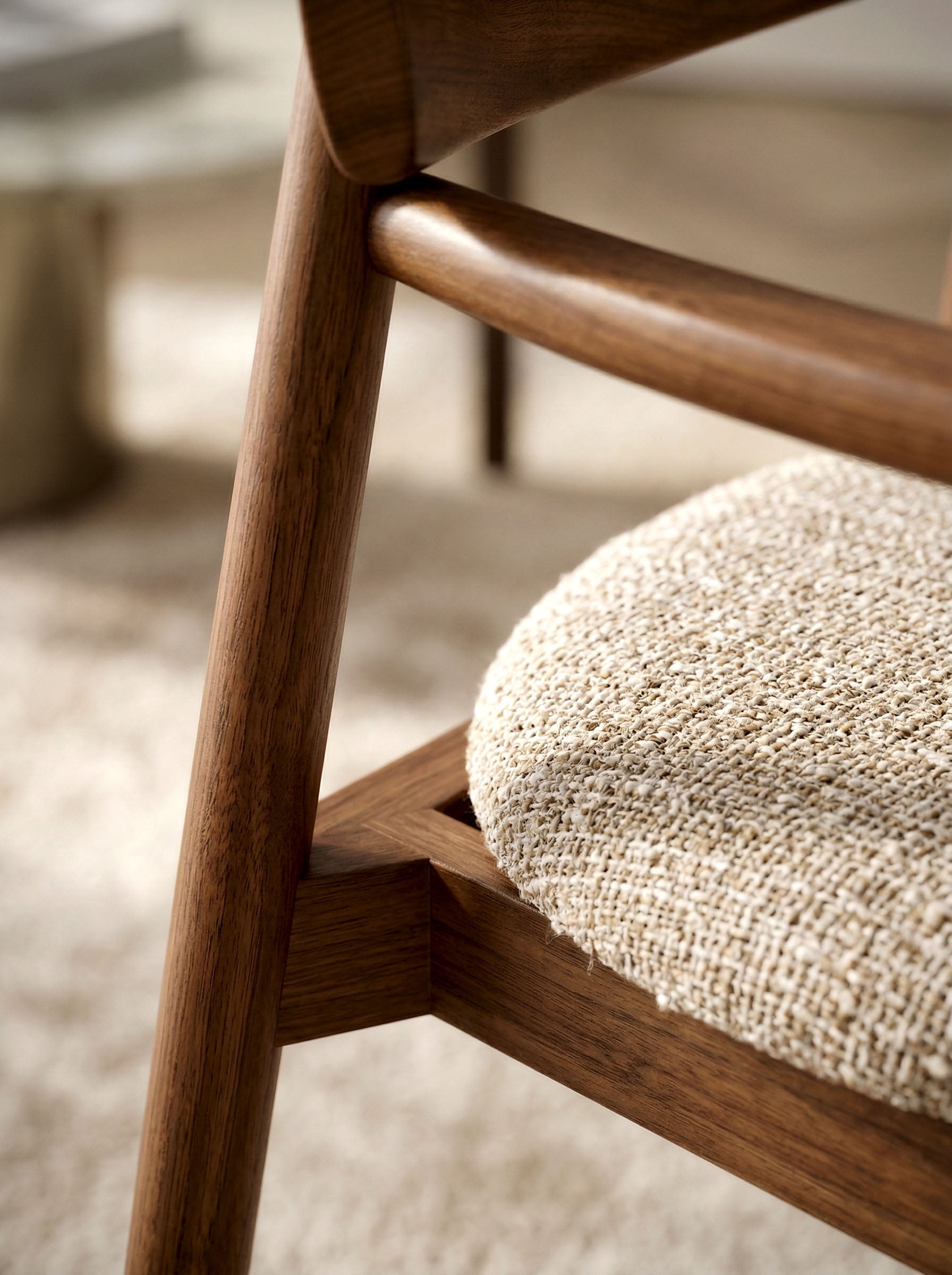 Chaise GAIA teinte noyer & tissu crème homa home