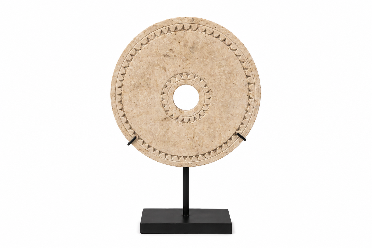 Sculpture décorative SOLIS en pierre beige sur socle noir Homa Home