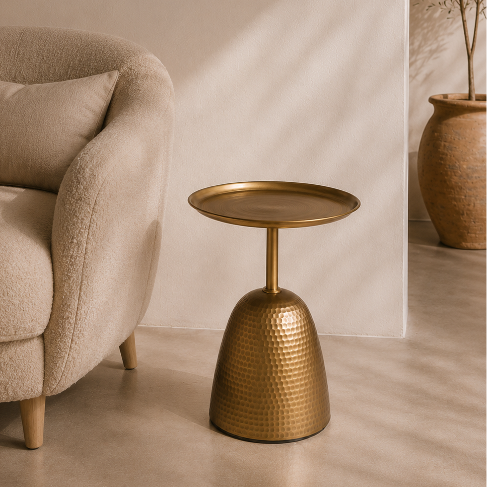 Table ronde en métal doré martelé homa home