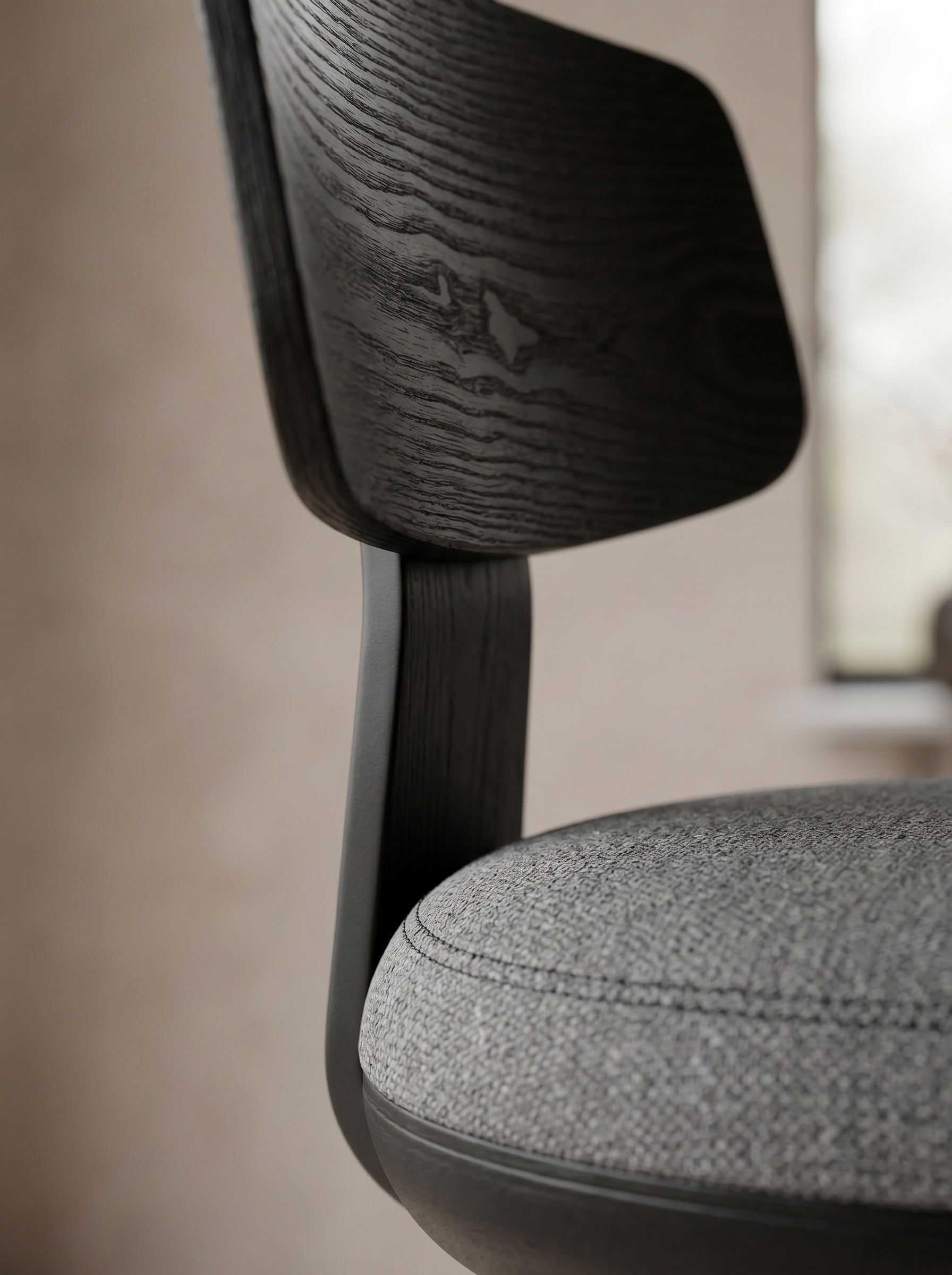 Tabouret LYNA en bois et assise tissu vert L'Empreinte