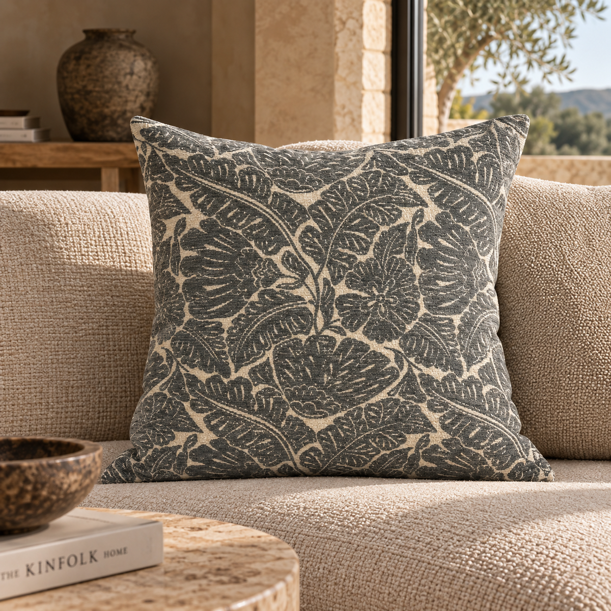 Coussin décoratif à motif floral gris et écru – Lombok 50x50 Homa Home