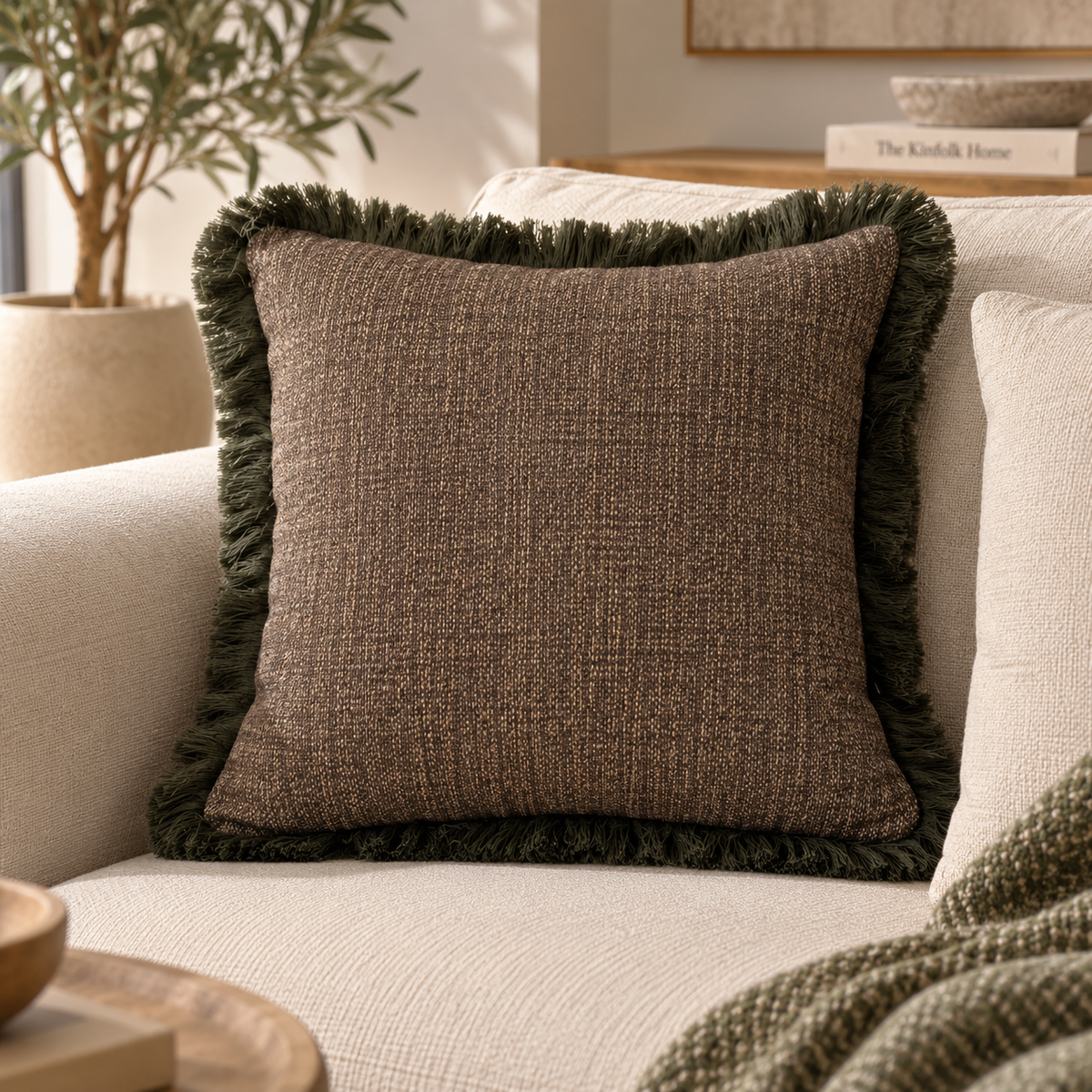 Coussin décoratif uni texturé brun et franges kaki – Savu 50x50 Homa Home
