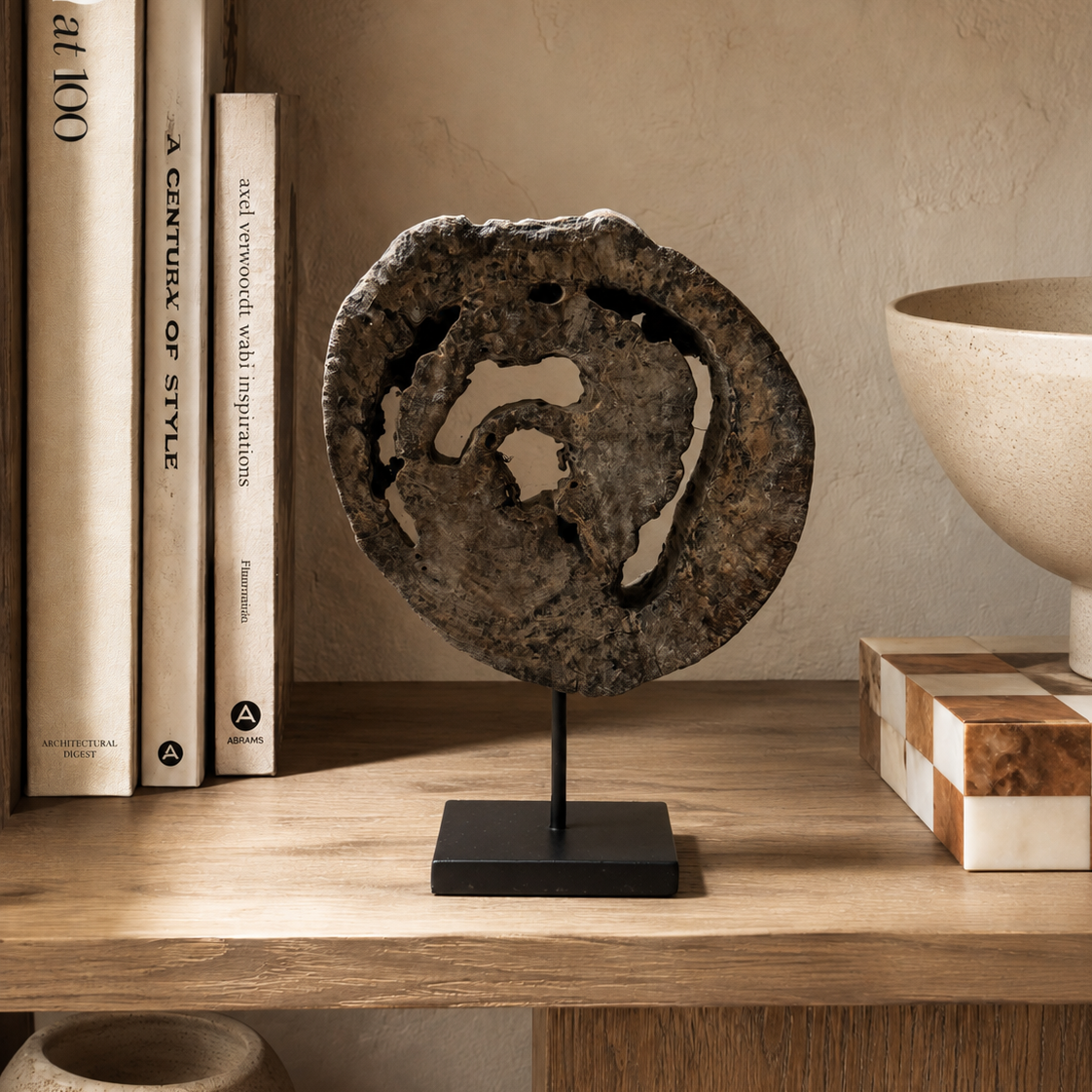 Sculpture décorative ORIGINE en bois fossilisé sur socle Homa Home