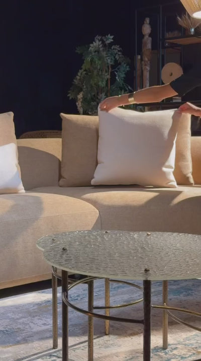 Trio de tables basses BULLE rondes en verre bullé trempé avec piètement en métal bronze martelé – L’Empreinte du Temps